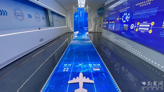 鄂州市臨空經(jīng)濟(jì)區(qū)招商展示中心展廳。記者 胡小軍 攝.jpeg