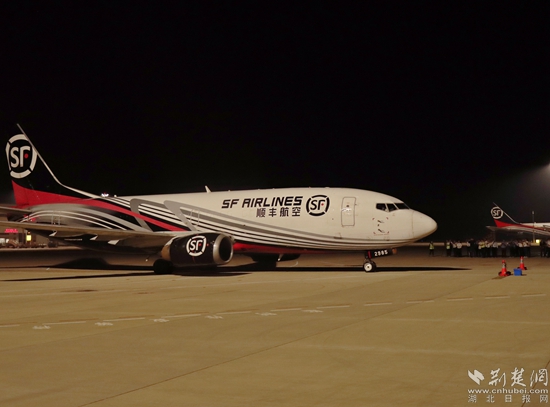順豐B737-300駛向停機位。金康 攝.jpg