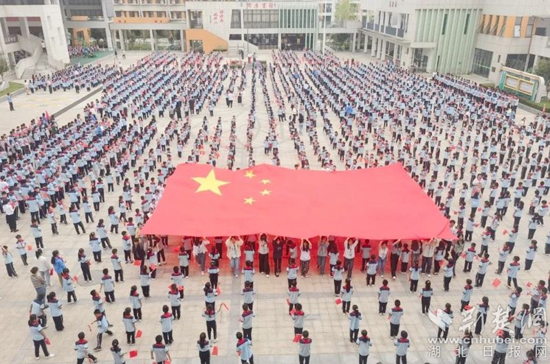 黃岡思源實驗學(xué)?！段遗c國旗同框》快閃活動。.jpg.jpg