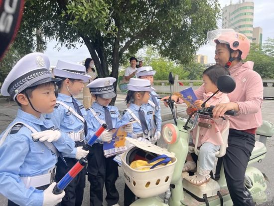圖2：萌娃開展文明交通勸導.jpg.jpg