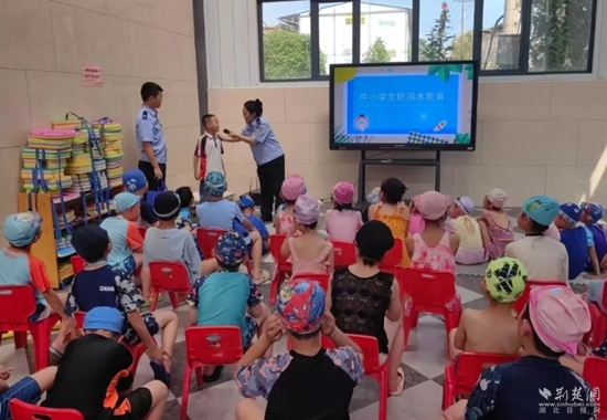 橫溝橋派出所在游泳館開展防溺水宣傳.jpg