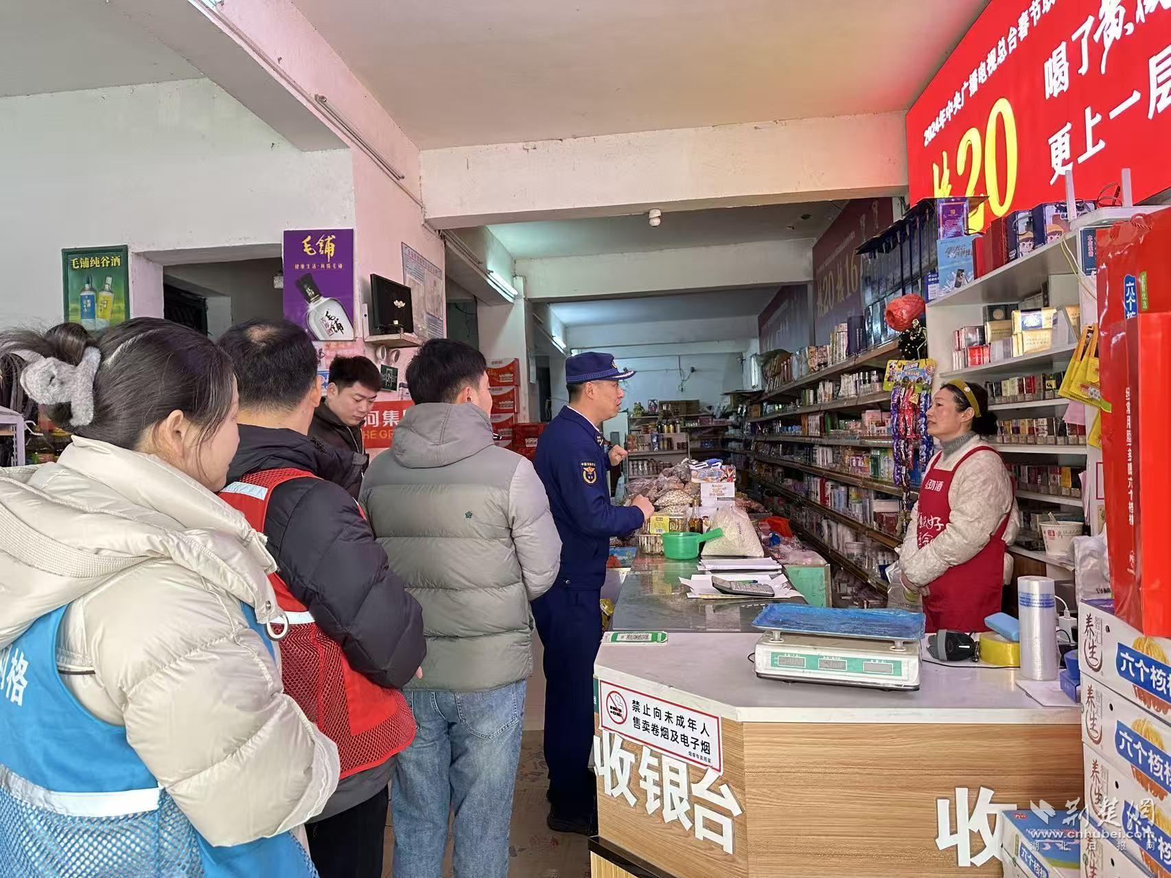 圖為街道專項(xiàng)檢查組正挨家挨戶開(kāi)展消防安全“體檢”.jpg.jpg