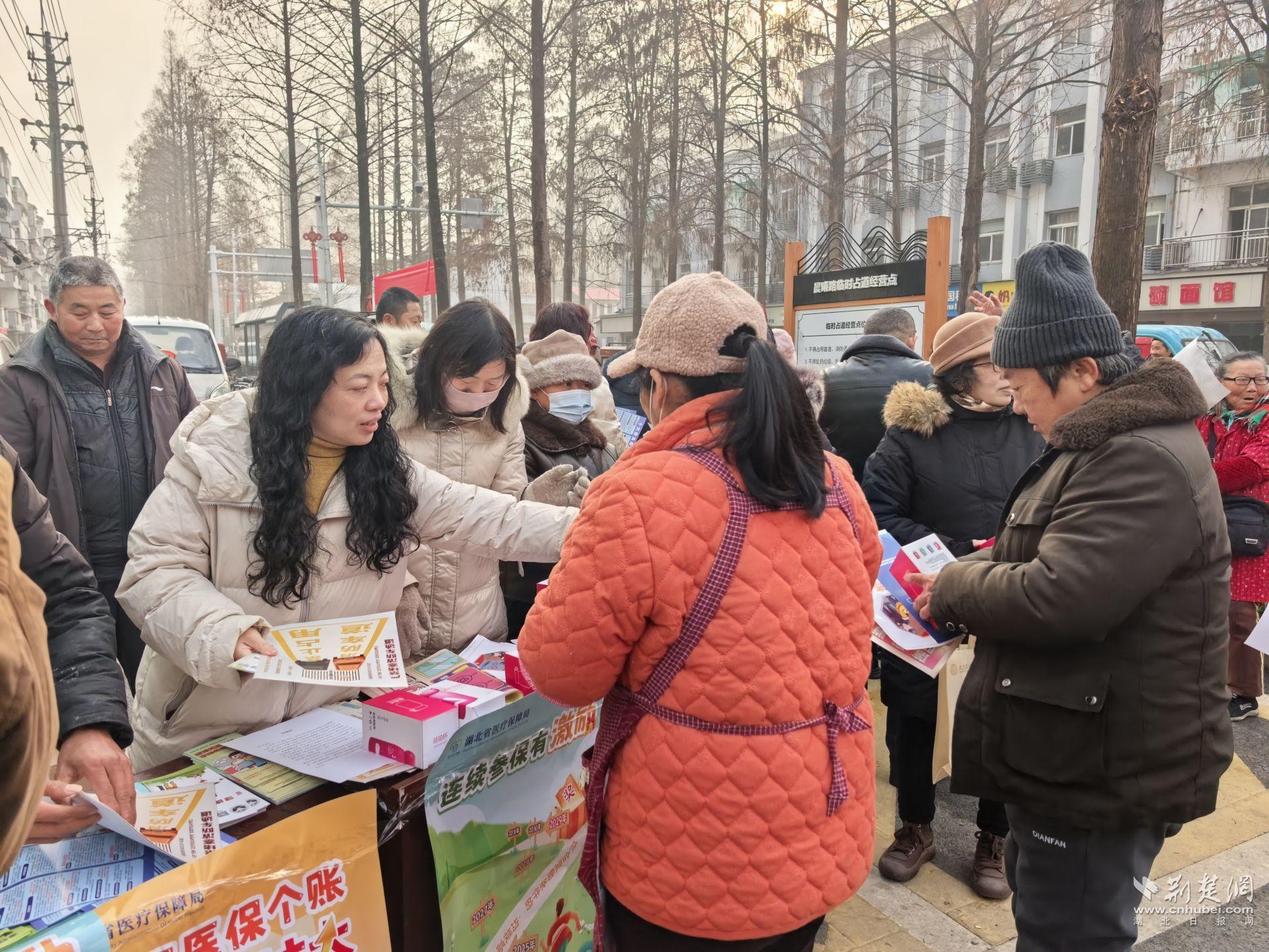 圖為康泰路社區(qū)工作人員向過(guò)往居民宣傳安全知識(shí).jpg.jpg