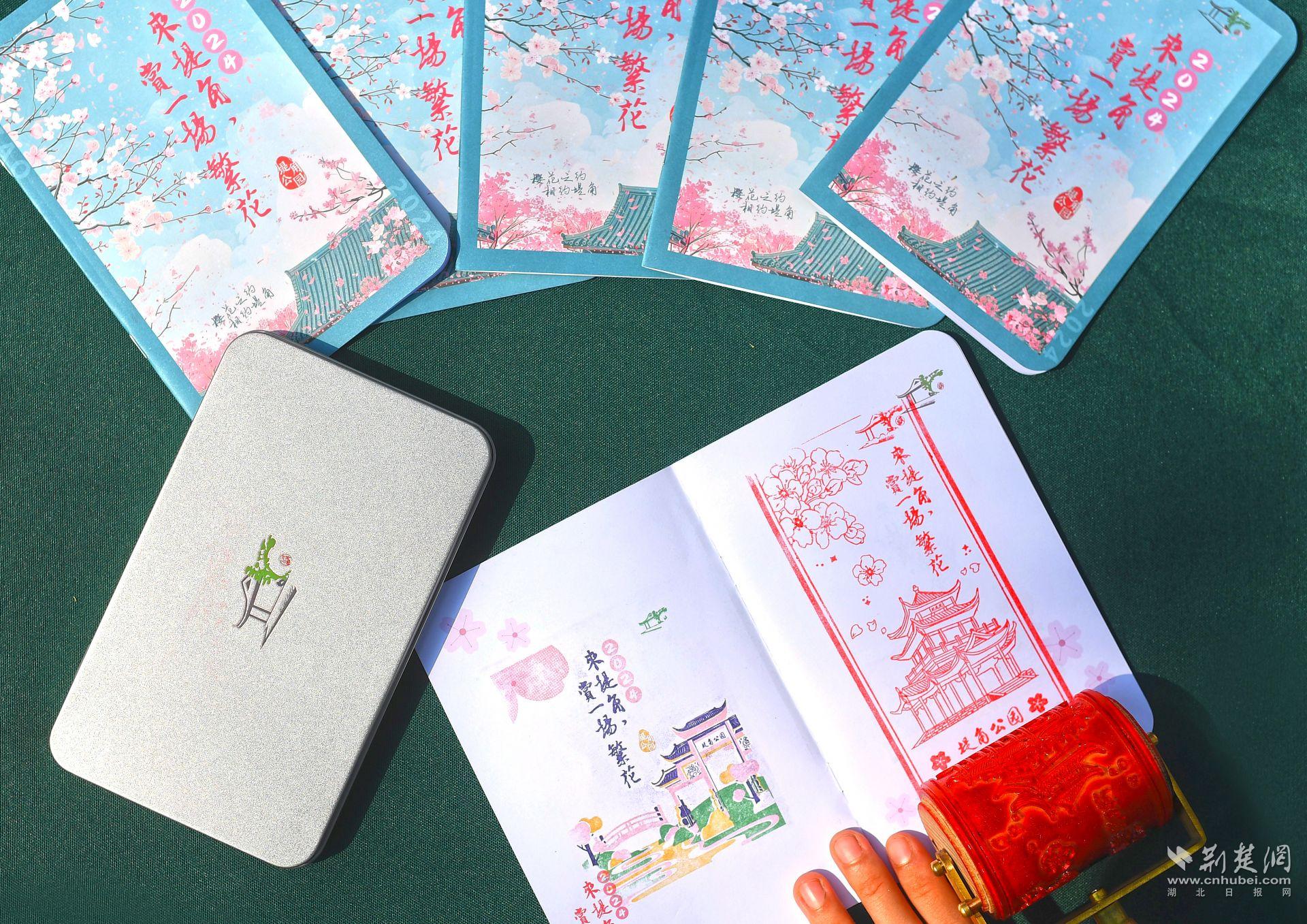 集章愛好者不可錯過南門內(nèi)的5枚櫻花定制圖章，套色章、滾章、單色章一應(yīng)俱全，可一次性蓋齊這份獨(dú)特的“櫻花印記”.jpg.jpg